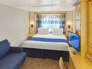 Просторная каюта с окном (1M) на Voyager Of The Seas