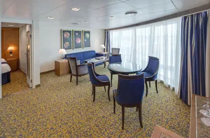 Сьют с окном, без балкона (VO) на Serenade Of The Seas