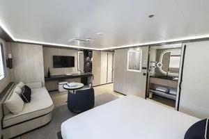 Mistral Prestige сьют с окном на Le Ponant